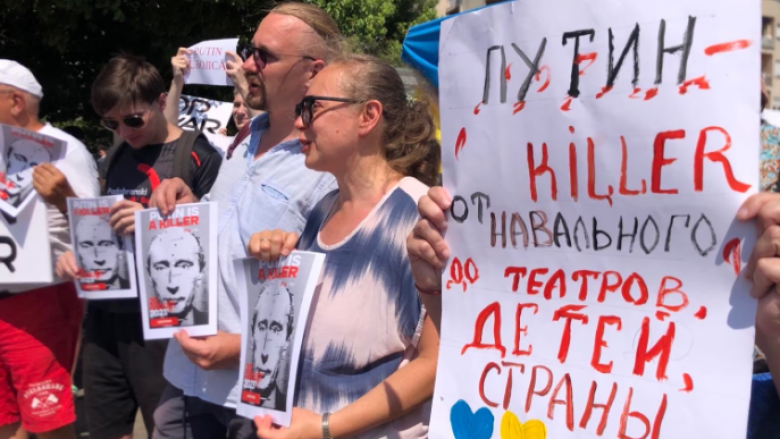 “Putini është vrasës”: Protestë në Podgoricë kundër presidentit rus