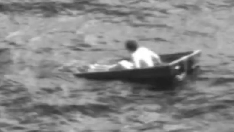 Një burrë është shpëtuar nga një varkë pjesërisht e zhytur në ujë në Oqeanin Atlantik – pas 35 orësh në det
