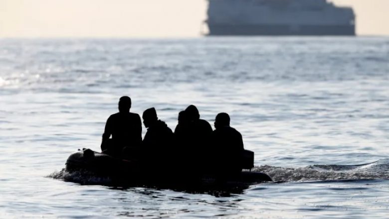 Gjashtë të vdekur pas përmbysjes së një “anije emigrantësh” që po tentonte të kalonte nga Franca në Britani të Madhe