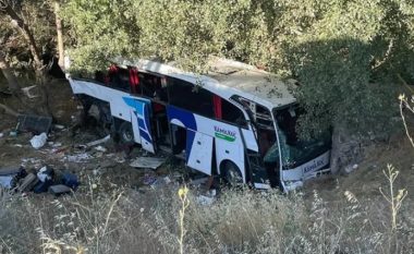 Autobusi u përplas në një park, të paktën 12 të vdekur në Turqi