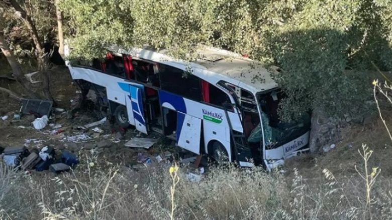 Autobusi u përplas në një park, të paktën 12 të vdekur në Turqi