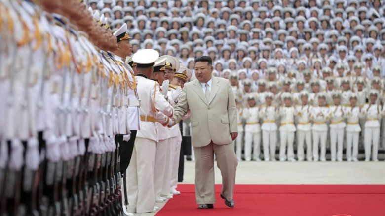 Kim bën thirrje për rritjen e kapaciteteve të marinës së Koresë së Veriut