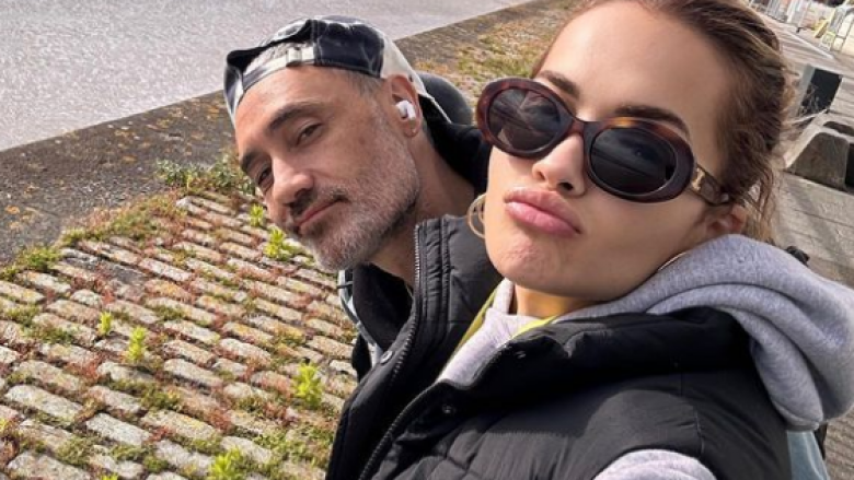 Rita Ora dhe Taika Waititi shijojnë pushimet në një ishull në Spanjë