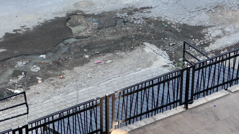 Probleme me ujëra të zeza, ankohen banorët e rrugës “B” në Prishtinë