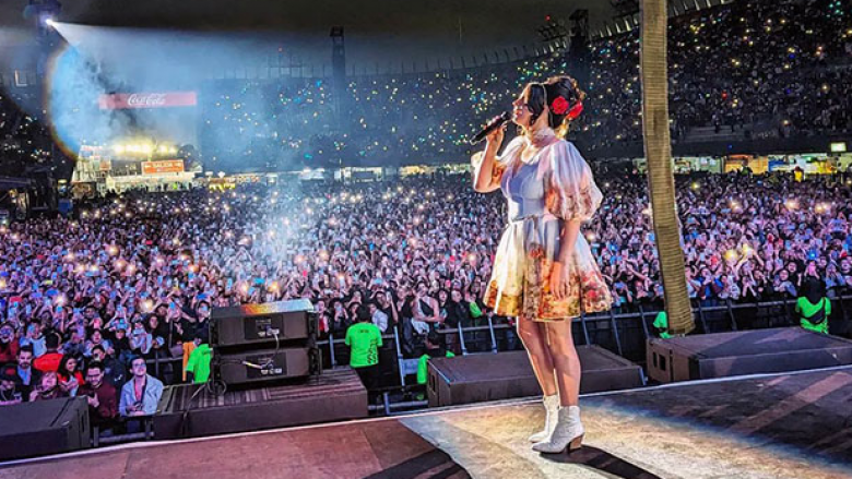 Një numër i madh njerëzish u rrëzuan në koncertin e Lana Del Rey nga një valë misterioze energjie