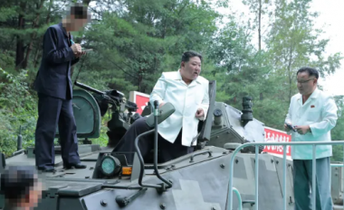 Kim i Koresë së Veriut urdhëron ‘rritje drastike’ në prodhimin e raketave dhe predhave