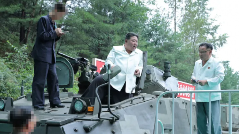 Kim i Koresë së Veriut urdhëron ‘rritje drastike’ në prodhimin e raketave dhe predhave