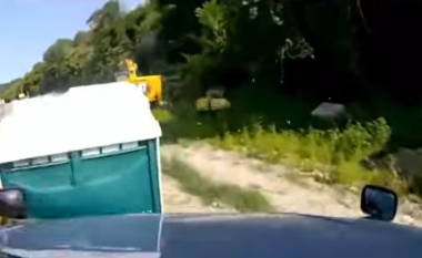 Shoferi tentoi të ndërrojë korsinë në mënyrë të pakujdesshme, kamionçina e tij “përfundon te kabina e banjës publike” pranë një rruge të Kalifornisë