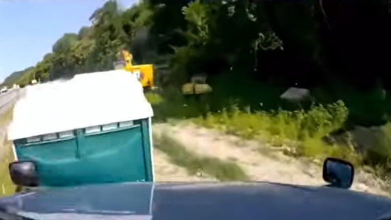 Shoferi tentoi të ndërrojë korsinë në mënyrë të pakujdesshme, kamionçina e tij “përfundon te kabina e banjës publike” pranë një rruge të Kalifornisë