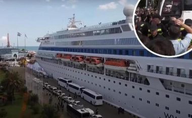 Anija ruse u largua nga Gjeorgjia, protestuesit hodhën vezë ndaj turistëve
