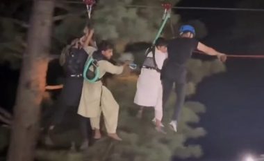 Shpëtohen të gjithë personat që kishin ngecur në një teleferikë në një lartësi prej 400 metrave në Pakistan