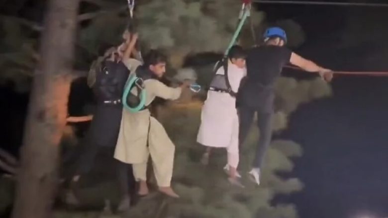 Shpëtohen të gjithë personat që kishin ngecur në një teleferikë në një lartësi prej 400 metrave në Pakistan