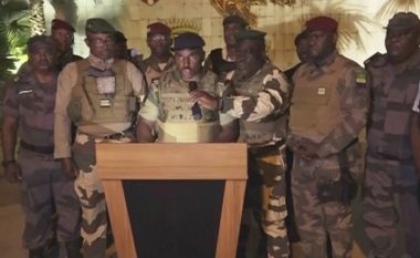 Ushtarët në Gabon thonë se kanë marrë pushtetin dhe kanë arrestuar presidentin, familja e të cilit sundoi për 55 vjet