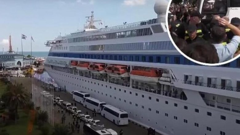 Anija ruse u largua nga Gjeorgjia, protestuesit hodhën vezë ndaj turistëve