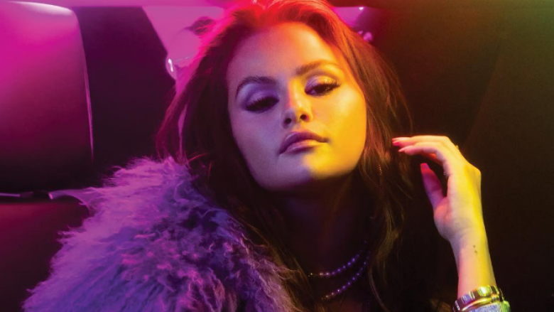 Selena Gomez paralajmëron këngën e re “Single Soon”