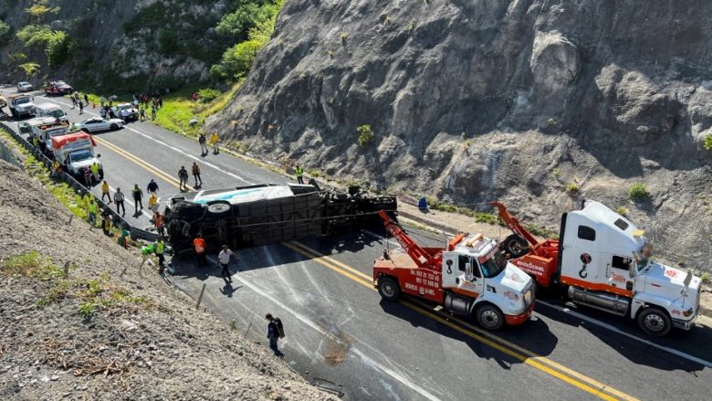 Aksident mes një autobusi dhe një kamioni, të paktën 15 të vdekur në Meksikë