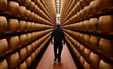 Një italian është shtypur për vdekje nga mijëra “rrota djathi” – u deshën 12 orë për të gjetur trupin e tij
