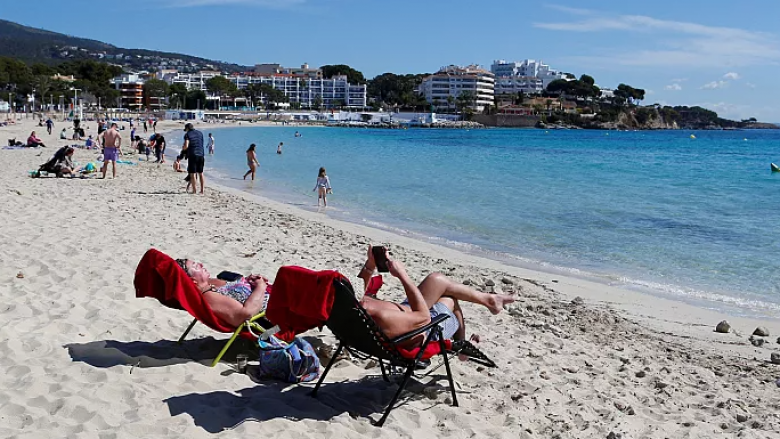 Disa shenja “jo zyrtare” në plazhet spanjolle paralajmërojnë turistët anglishtfolës të qëndrojnë larg