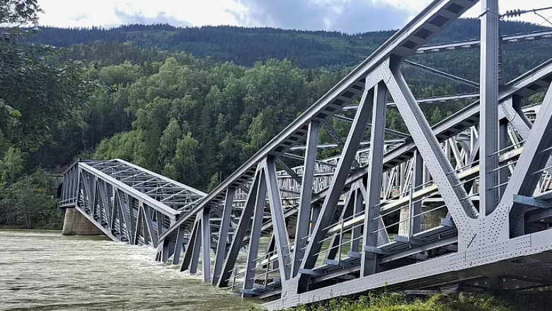 Pas shirave të rrëmbyeshëm shembet një urë hekurudhore në Norvegji