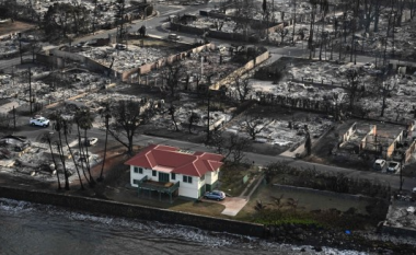 Si i mbijetoi zjarreve shkatërruese ‘shtëpia mrekulli me çati të kuqe’ në Hawaii?
