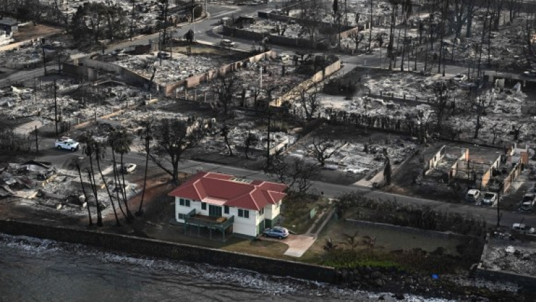 Si i mbijetoi zjarreve shkatërruese ‘shtëpia mrekulli me çati të kuqe’ në Hawaii?