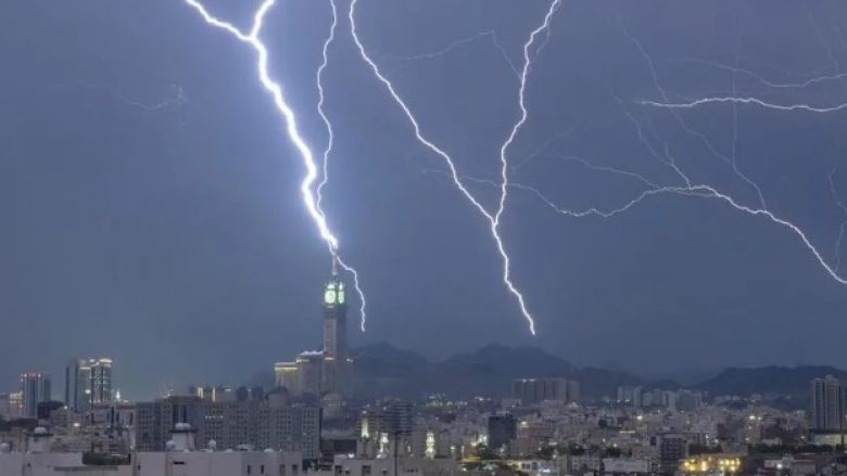 Kulla e Sahatit e famshme në Mekë u godit nga rrufeja – pamjet bëhen virale