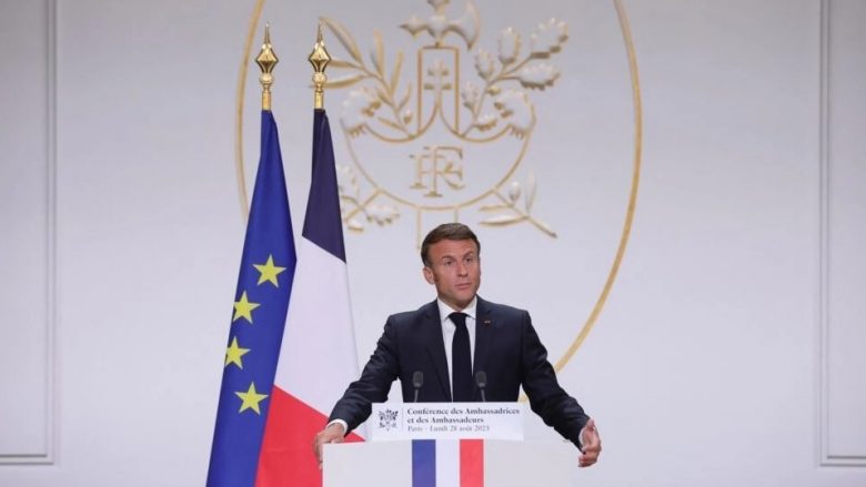 Macron paralajmëron masa për Kosovën dhe Serbinë nëse nuk “sillen me përgjegjësi”
