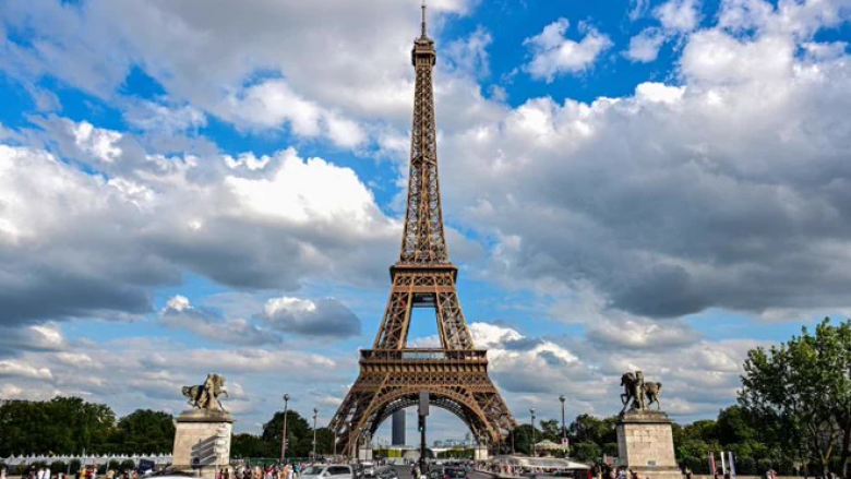 Një burrë u arrestua në Paris pasi u hodh nga Kulla Eifel me një parashutë