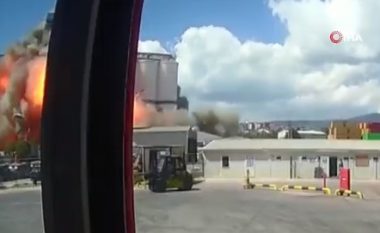 Një shpërthim i fuqishëm ka tronditur portin e Derince në Turqi – raportohet për të lënduar, pamje që thuhet se tregojnë momentin e shpërthimit