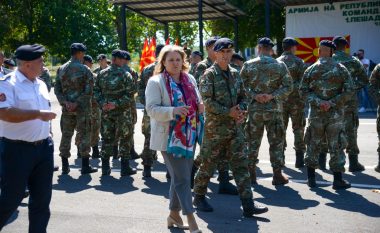 Ministrja Petrovska viziton ushtarët të cilët do të shkojnë për ndihmë në Slloveni