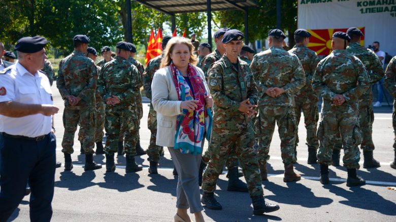 Ministrja Petrovska viziton ushtarët të cilët do të shkojnë për ndihmë në Slloveni