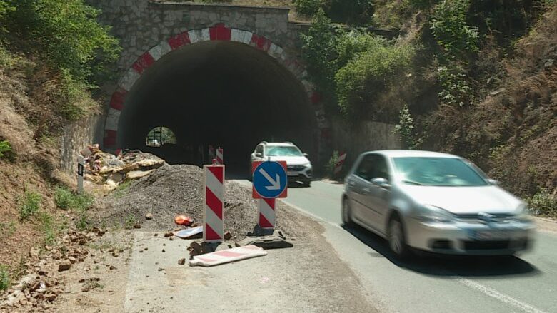 Vazhdon kaosi në aksin Shkup-Bllacë, kompania që riparon tunelin në pushim vjetor