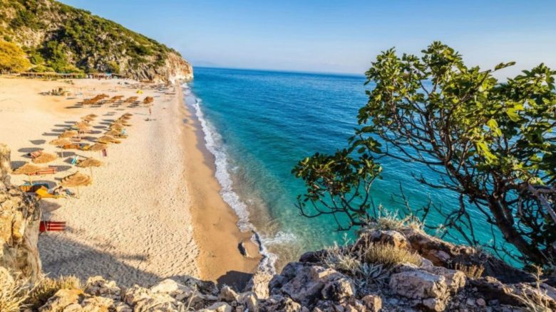 Mëngjes dhe drekë me 4 euro, turistët low-cost sjellin pak fitim për Shqipërinë
