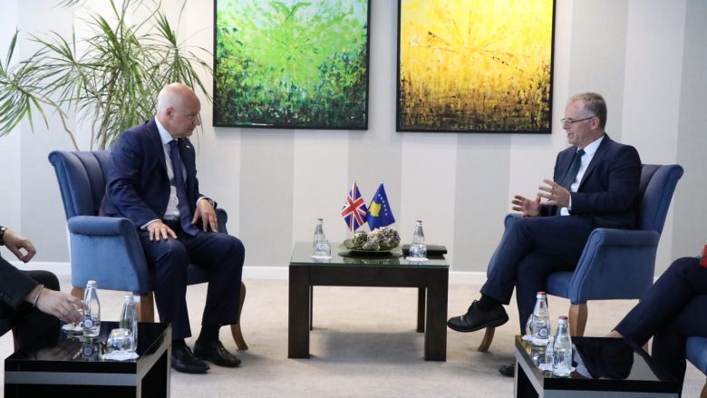 Zyrtari i lartë i Britanisë së Madhe në Kosovë, takohet me Bislimin dhe Gërvallen