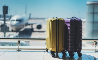 Aeroporti i Prishtinës kërkon nga udhëtarët që t’i tërheqin valixhet e tyre të humbura në zyrën ‘Lost and Found’