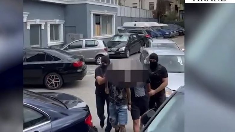 Kapet 1 kilogram kokainë në Tiranë, arrestohen tre të rinjtë