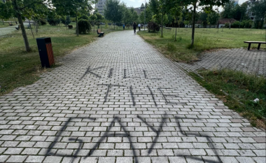 Grafiti kundër homoseksualëve në Prishtinë, reagon HRN: Mbishkrime të tilla duhet të hetohen me urgjencë