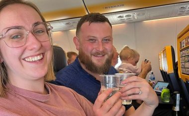 Burri i propozoi vajzës në një fluturim të Ryanair, reagimi i kompanisë u bë hit në rrjetet sociale