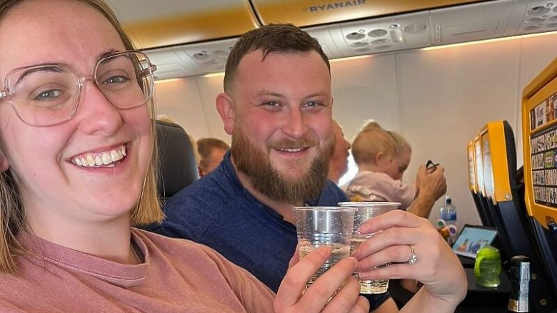 Burri i propozoi vajzës në një fluturim të Ryanair, reagimi i kompanisë u bë hit në rrjetet sociale