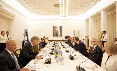 Kurti mori pjesë në darkën e shtruar nga kryeministri i Greqisë, Mitsotakis për liderët e shteteve të Ballkanit Perëndimor