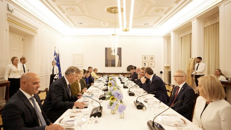Kurti mori pjesë në darkën e shtruar nga kryeministri i Greqisë, Mitsotakis për liderët e shteteve të Ballkanit Perëndimor