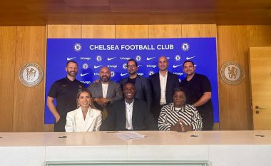 Publikohet fotoja ku Caicedo shihet duke nënshkruar kontratën me Chelsean