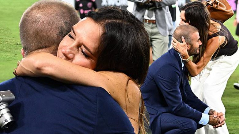 Puthje e përqafime në fushë, Victoria Beckham i gëzohet bashkë me Davidin fitores së trofeut të Inter Miamit