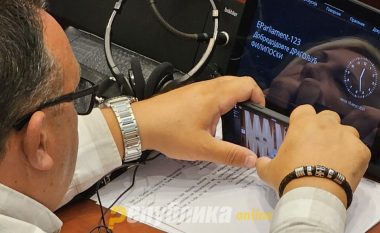 Deputeti i LSDM-së fotografohet duke luajtur në celular gjatë fjalimit të Kovaçevskit