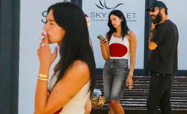Pas Shqipërisë, Dua Lipa mbërrin me të dashurin në Ibiza teksa fotografohet duke pirë një cigare