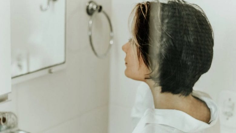Një shenjë e fazës së hershme të demencës mund të zbulohet gjatë dushit
