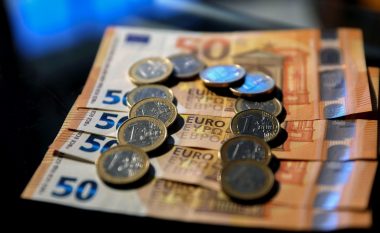 Euro humb sërish pikë kundrejt lekut