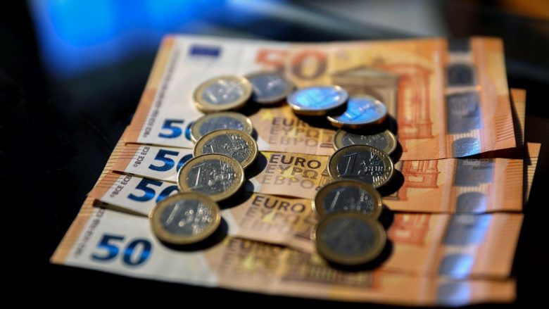 Euro humb sërish pikë kundrejt lekut