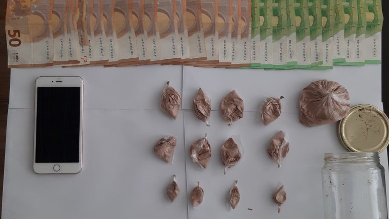 Policia konfiskon kokainë e heroinë në Gjilan e Prizren – arrestohet një person