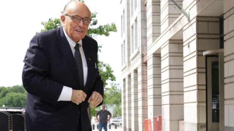 Dikur burgosi mafiozët bazuar në një akuzë, Giuliani tani vet po përballet me një padi të ngjashme